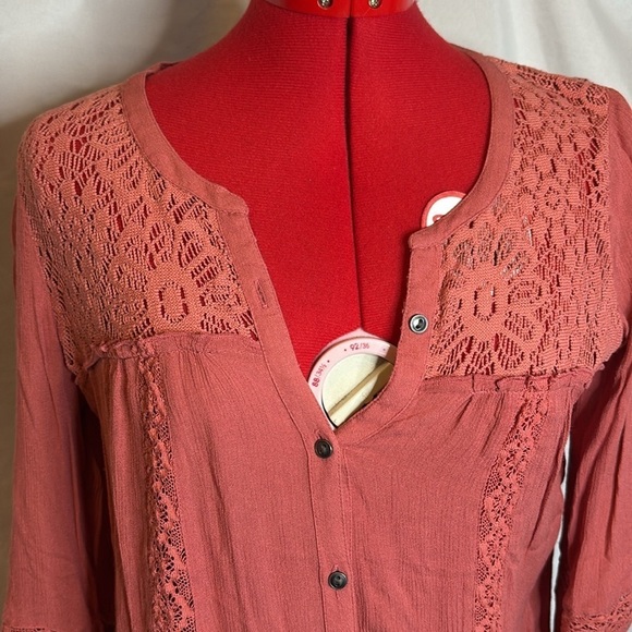 SM143 American eagle outfitters long sleeve with lace detailing - Picture 2 of 8